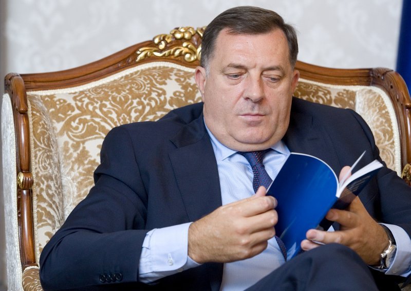 Sarajevo nasamarilo Dodika i vezalo mu ruke