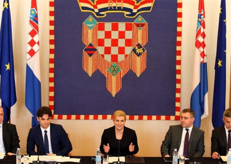 Grabar-Kitarović na sastanku s predstavnicima županija, gradova i općina