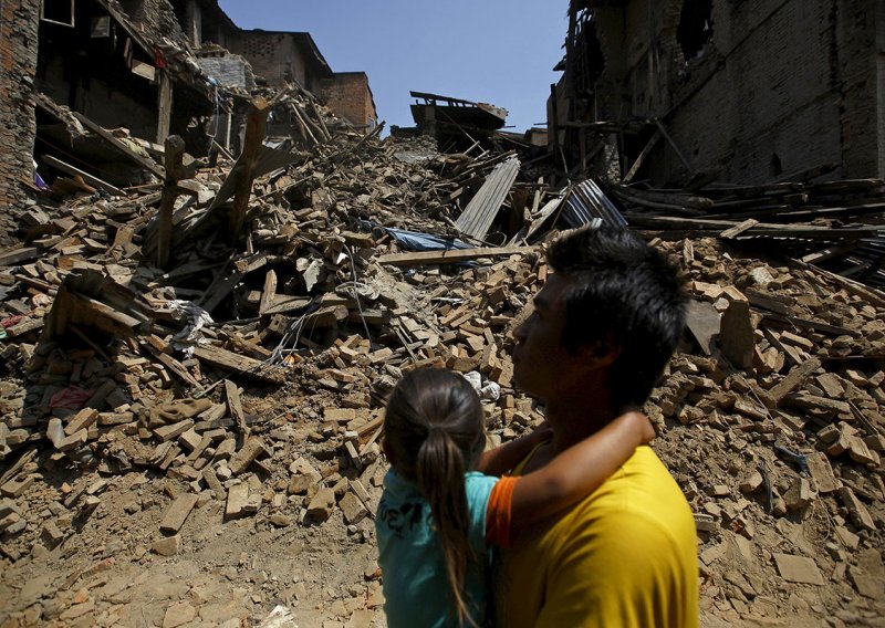 Broj mrtvih u potresu u Nepalu popeo se na više od 7.000