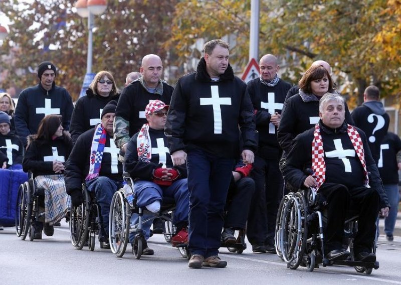 Branitelji na misu u katedralu pa na Thompsona na Trg