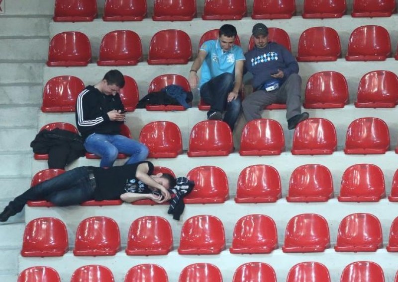 Cibona gazi, a evo što rade gledatelji na tribinama!