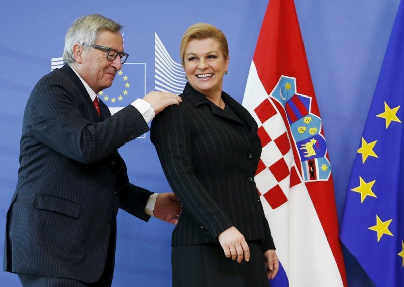 Juncker razgovarao mobitelom za vrijeme govora Grabar Kitarović