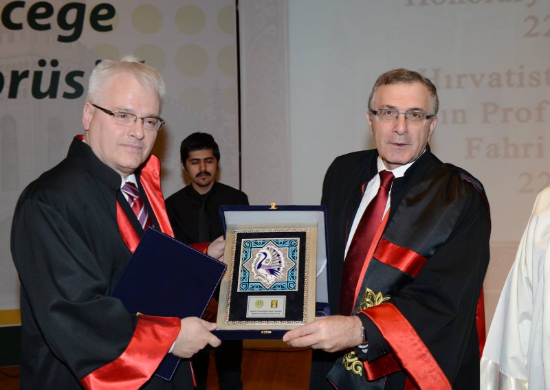 Josipović kao i Tuđman ubrao počasni doktorat u Turskoj