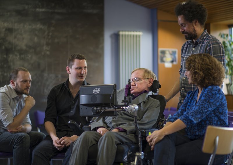 Novi Intelov sustav Stephenu Hawkingu pruža mogućnost bolje komunikacije