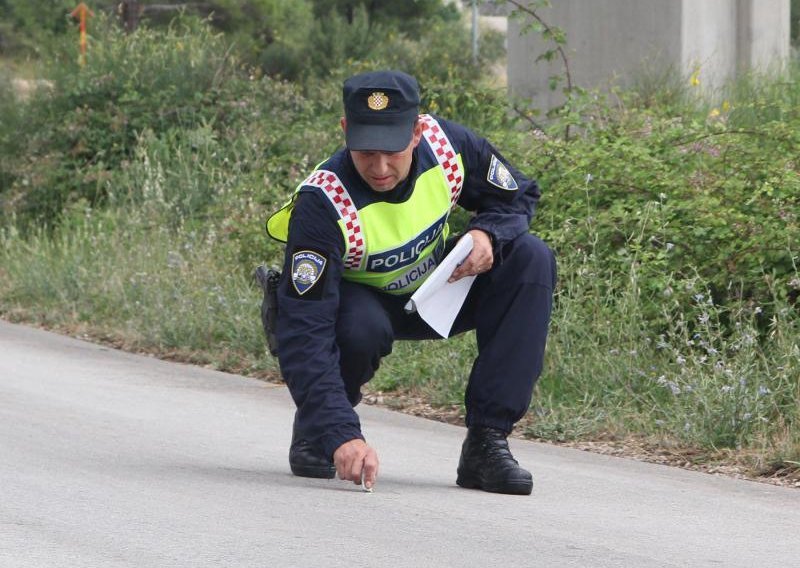 Na dječaka naletio automobil, umro u bolnici