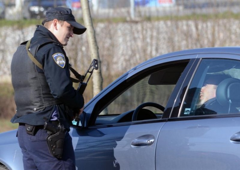 Do zuba naoružani policajci u pancirkama na ulicama Siska