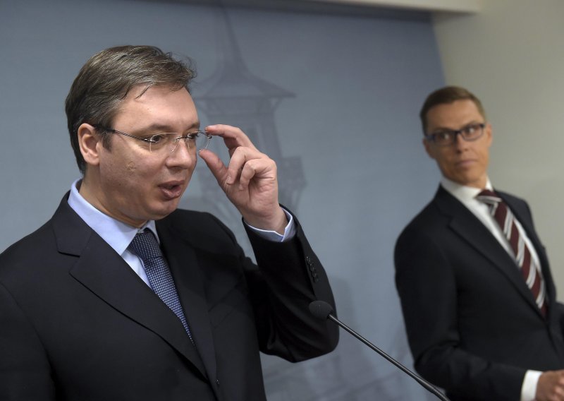 Vučić šutio na press konferenciji, novinari ga lovili po hodnicima parlamenta BiH