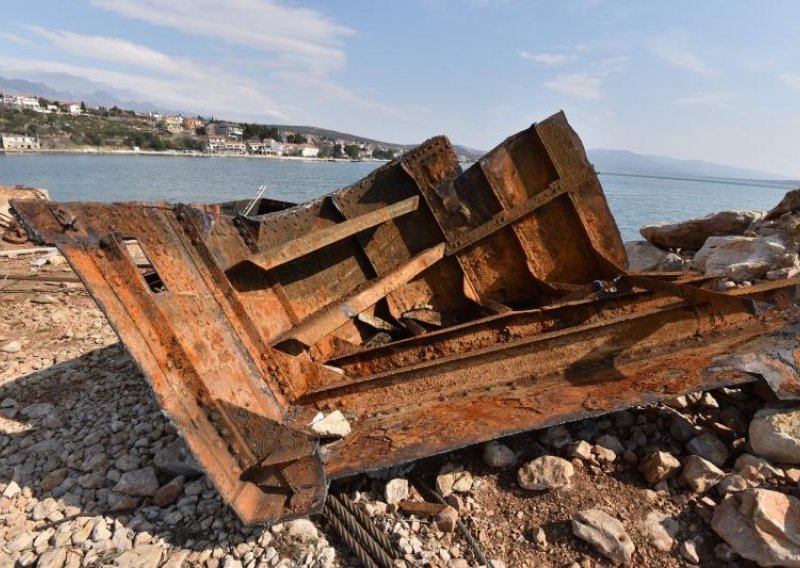 Ronioci pripremili izvlačenje srušenog Masleničkog mosta