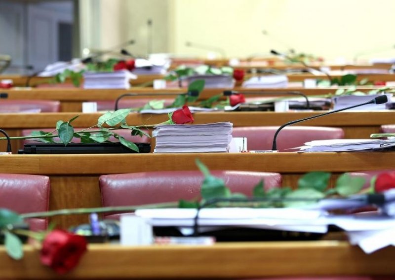 Šef Sabora Leko zastupnice iznenadio ružama