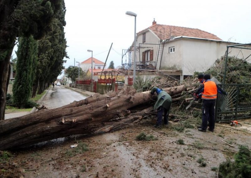 Zbog nevremena bez struje oko 16 tisuća kućanstava