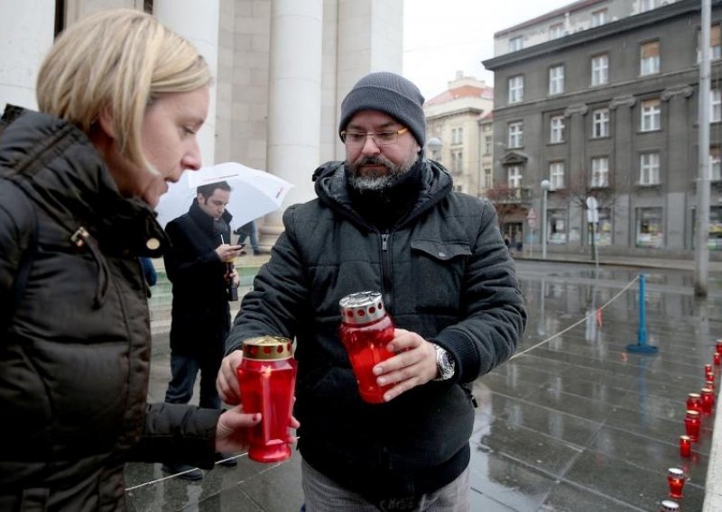 Svijeće 'žrtvama švicarca' ispred OTP banke