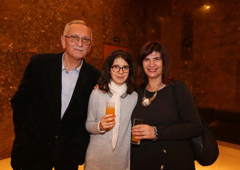 Pavao Pavličić i Julijana Matanović s kćeri na premijeri