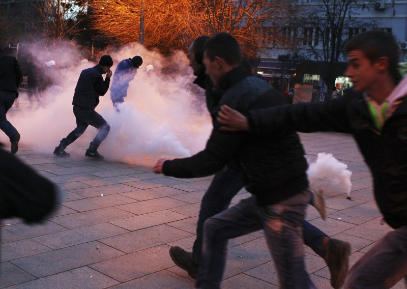 Kaos u Prištini: 80 ranjenih u sukobima policije i prosvjednika