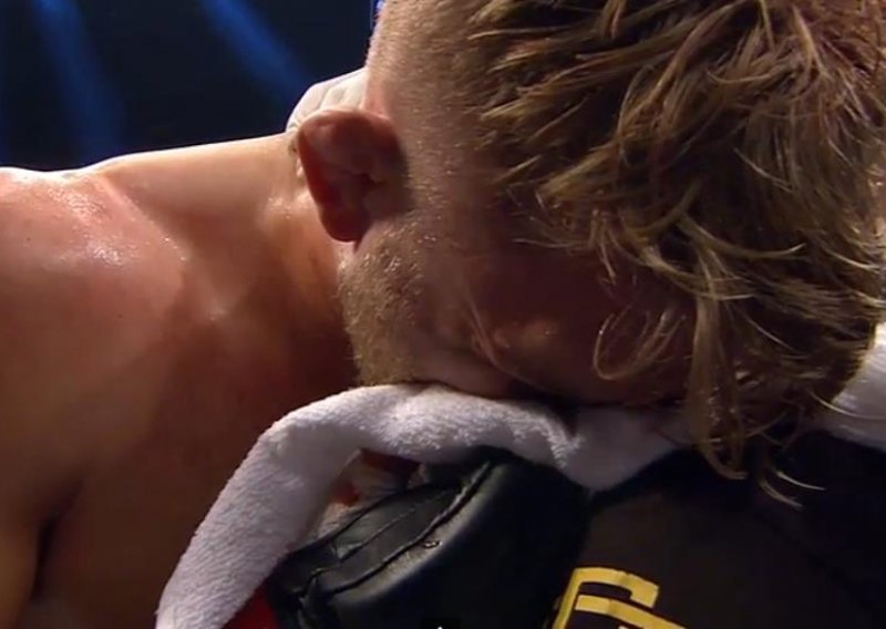 Poznati borac UFC-a emotivno pukao; plakao kao dijete!