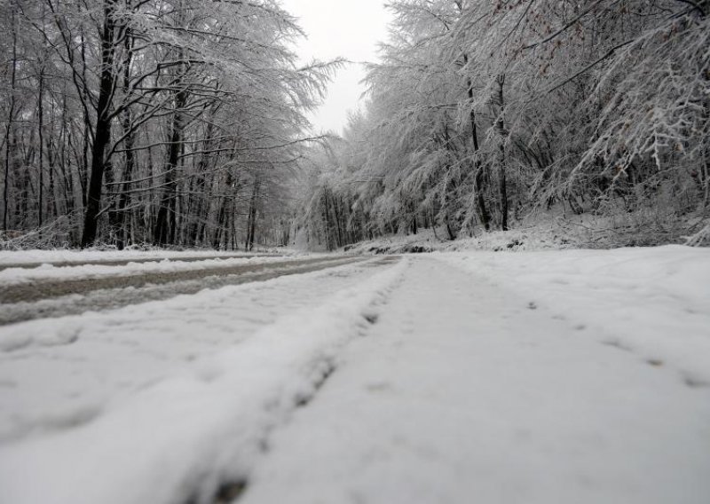 U Lici, Slavoniji i Gorskom kotaru snijeg otežava vožnju