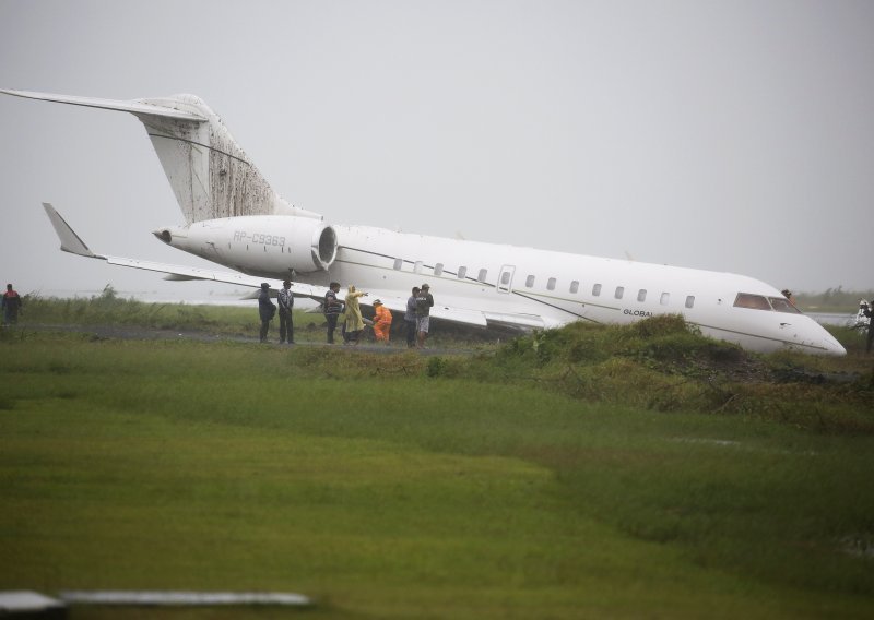Papin posjet Filipinima: Vladin zrakoplov sletio s piste