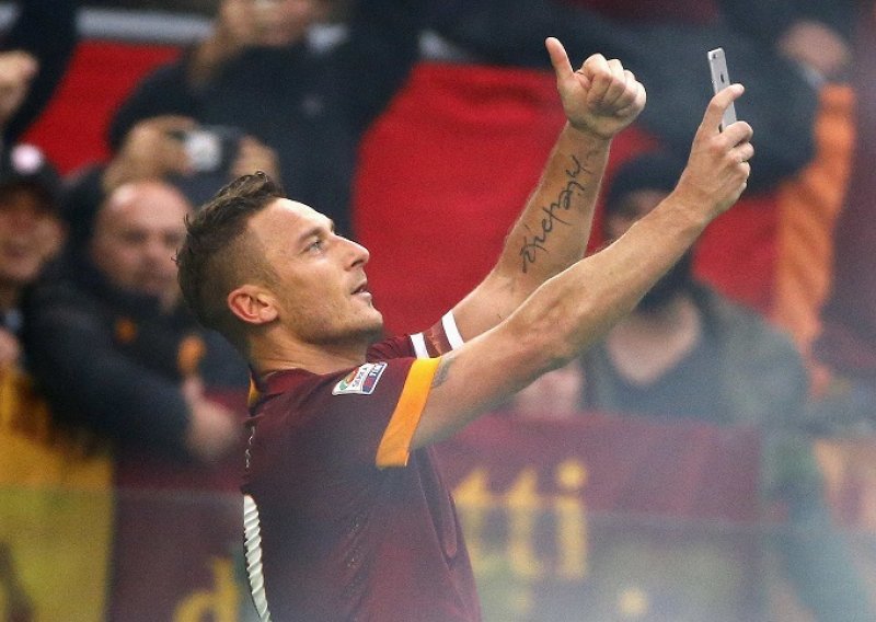 Totti spasio Romu u gradskom derbiju pa uslikao 'selfie'!