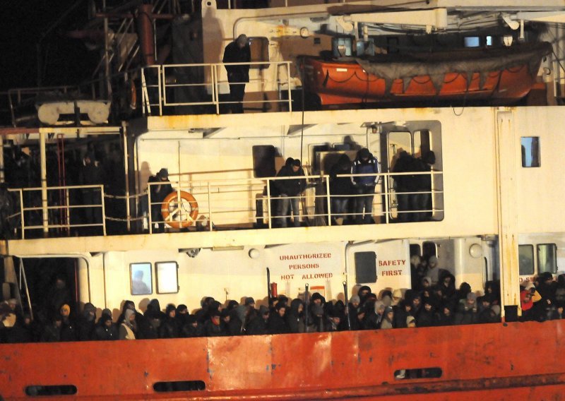 Na moldavskom brodu bez posade četiri mrtva imigranta