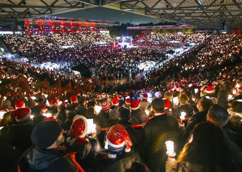 Božićni koncert na stadionu u interpretaciji 30.000 navijača