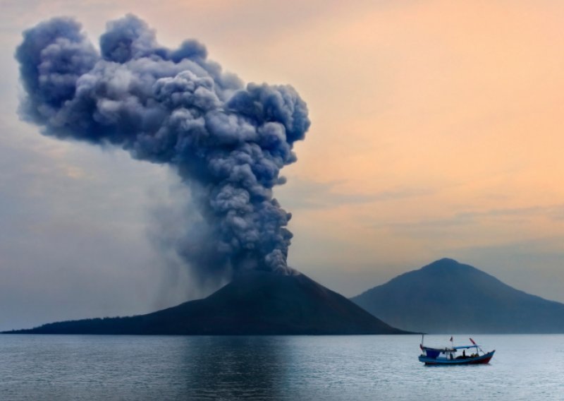 Planinari lomili kosti u bijegu s vulkana u erupciji
