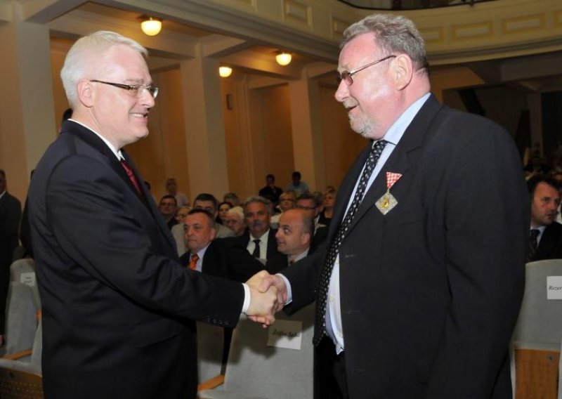 Josipović: Šeks ne zna tko pije, a tko plaća