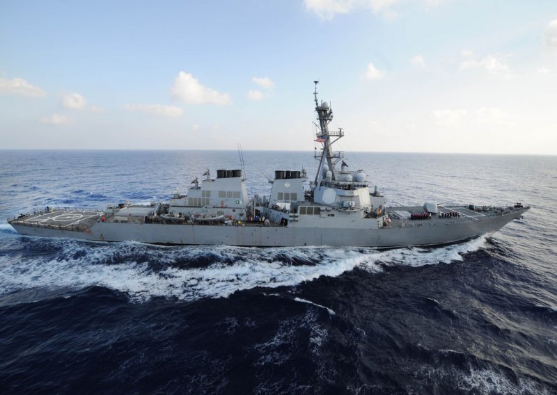 Američki ratni brod ispalio hice upozorenja na iranska plovila