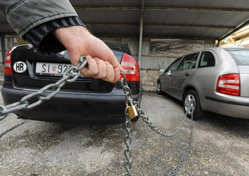 Očajni radnici TLM-a lancima vezali automobile članova uprave