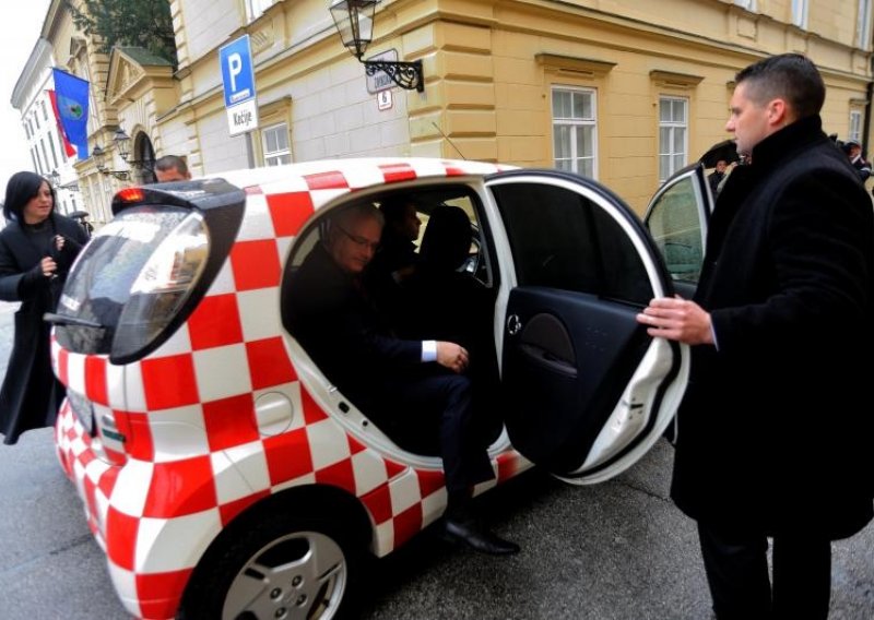 Josipović i Holy u 'điru' električnim automobilom