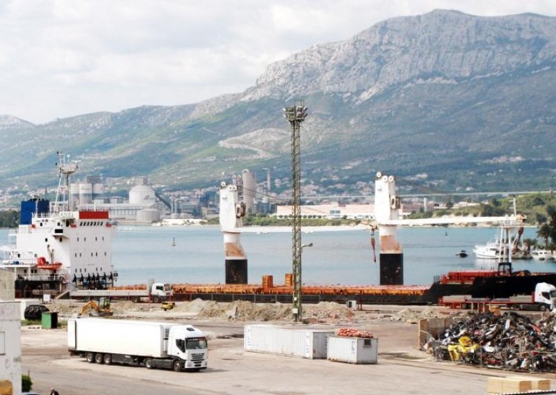 Split: Brod udario u obalu, kapetan 'pod gasom'