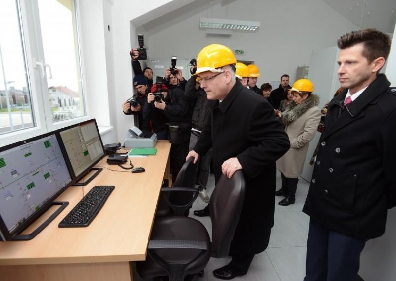 Josipović u kampanji obilazi i trafostanice