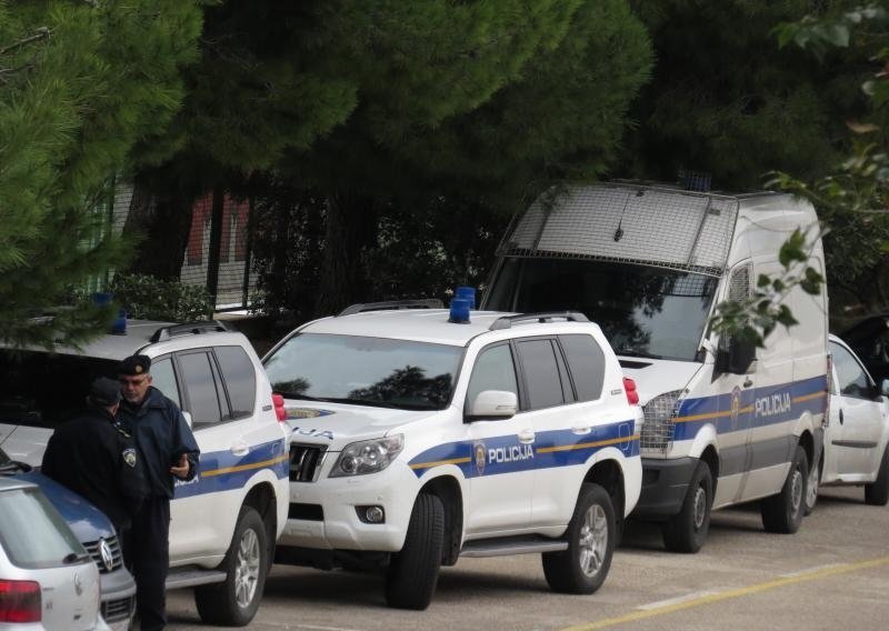 Redari i policija na Poljudu spašavali kadete Dinama od navijača