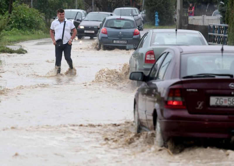 Poplave u Karlovcu - 88 litara kiše u 70 minuta!