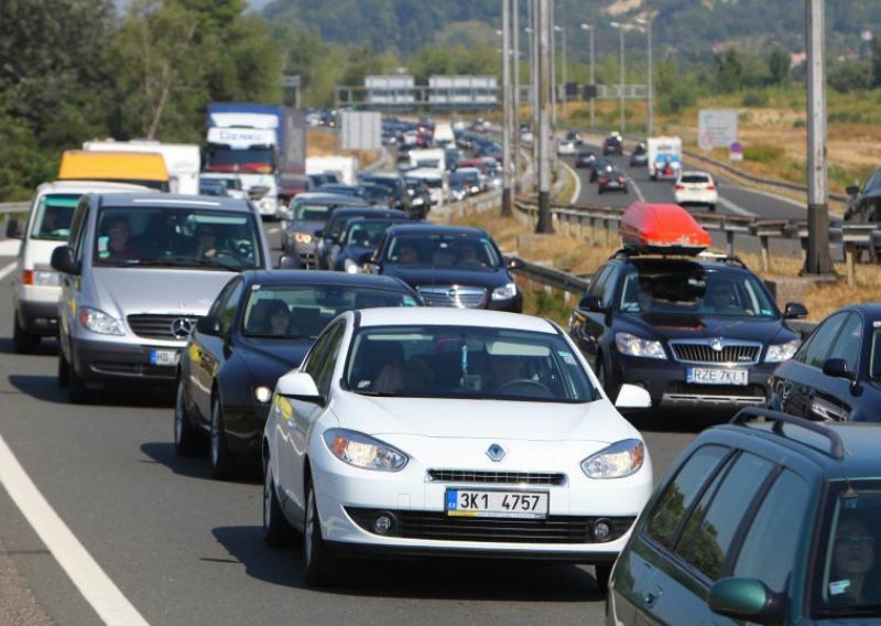 Velike gužve pred ulazom u Zagreb i magla na cestama usporavaju promet