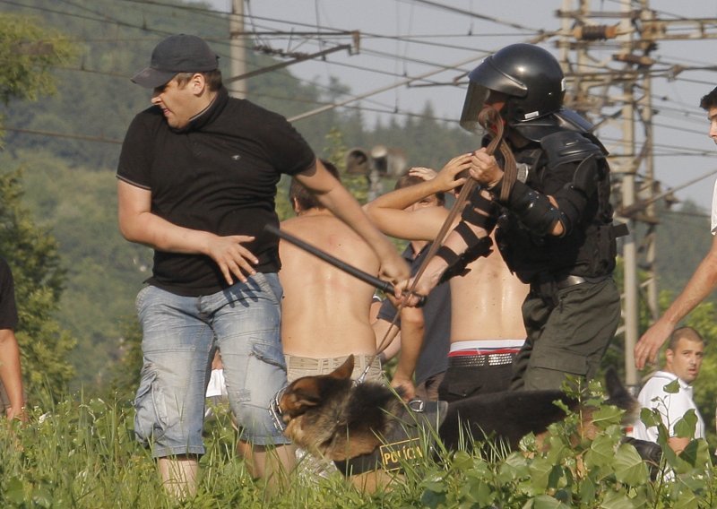 Torcida kamenovala policiju, pa divljala po Tomislavgradu