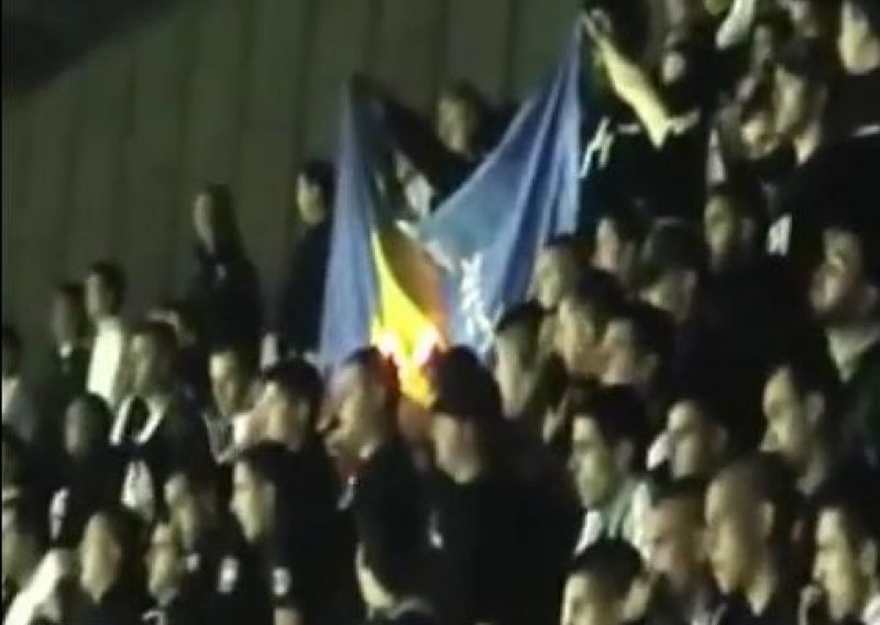 Partizanovi Grobari zapalili zastavu BiH