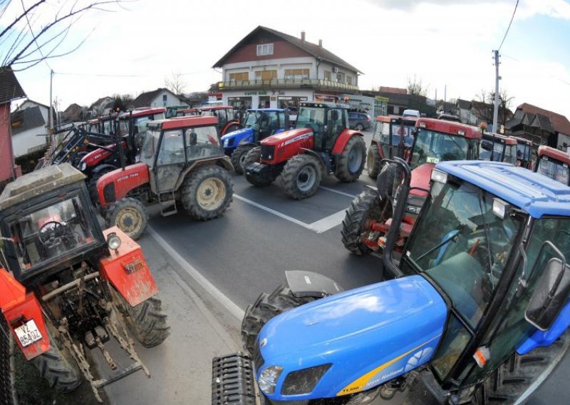 Seljaci potpuno blokirali promet