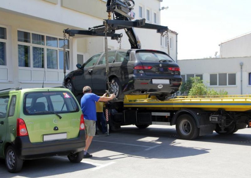 Poljak na silu uzeo auto od pauk-službe i ozlijedio čuvara