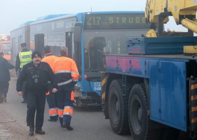 U nesreći autobusa ZET-a jedna osoba ozlijeđena