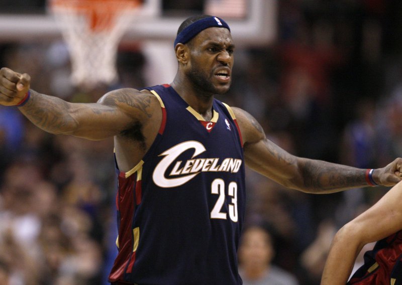 LeBron 'ubio' Orlando tricom s osam metara