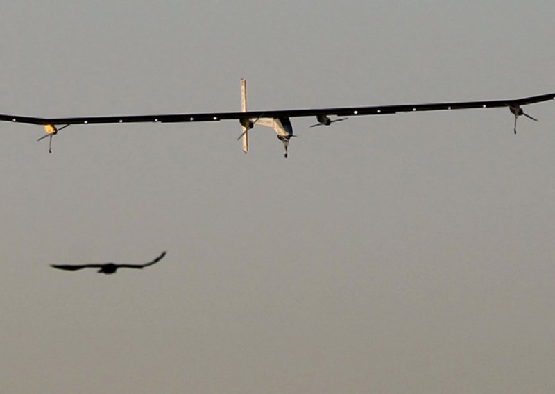 Solarni avion bez kapi goriva letio 18 sati!
