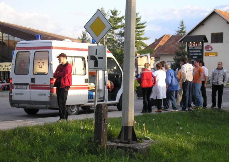 Sletio s ceste, ispao iz automobila i poginuo