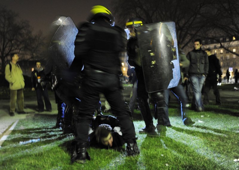 U neredima ozlijeđeno devet policajaca