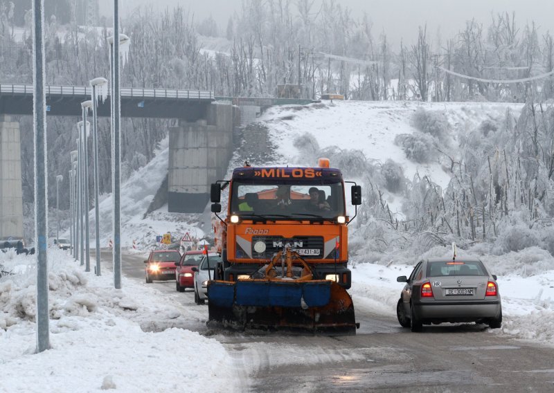Poledica na cestama širom Hrvatske zbog snijega i kiše, za vikend dolazi pravo proljeće