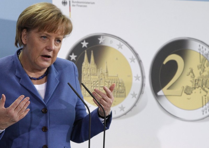 Merkel: Euro je simbol blagostanja
