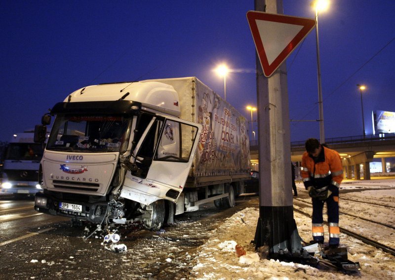 Sudar tramvaja i kamiona, vozači ozlijeđeni