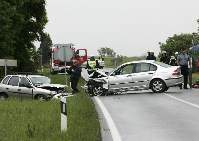 Dvije osobe ozlijeđene u frontalnom sudaru