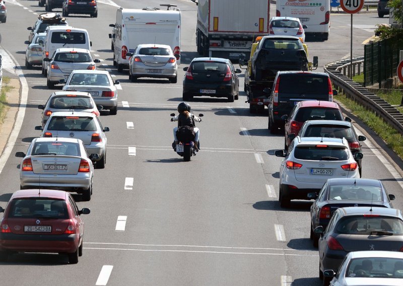 Kolona na izlazu s autoceste prema Zagrebu, gužve na Dalmatini