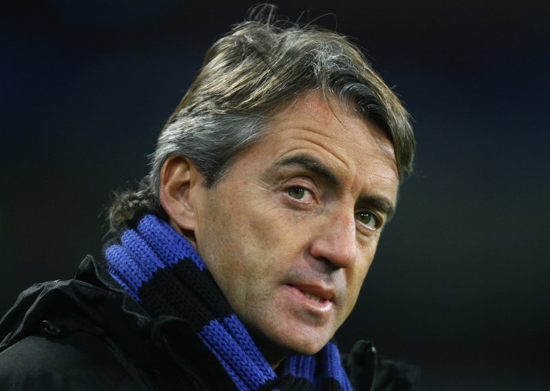 Otkaz Hughesu, Mancini novi trener Cityja