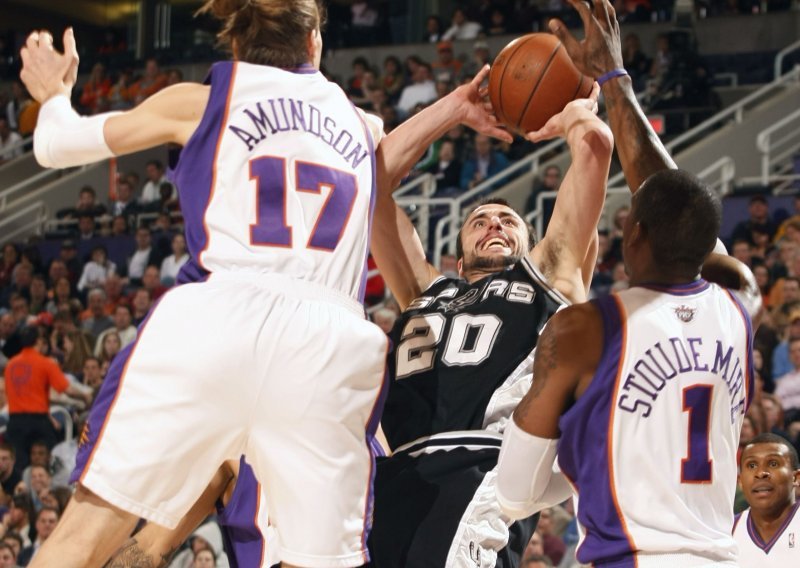 Ginobili kao snajperom, Howard i dalje dominira