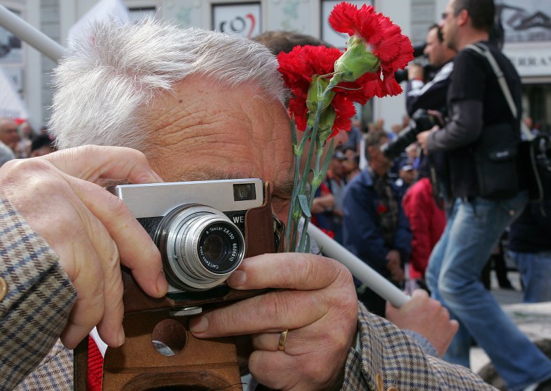 Privedeni zbog natpisa 'Proleteri svih zemalja...'